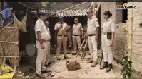 फरार आरोपियों के घर पुलिस ने ढोल-नगाड़े के साथ चस्पाया इश्तेहार, आत्मसमर्पण नहीं करने पर होगी कुर्की-जब्ती
