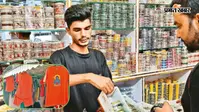 केसरिया हुआ बाजार, हरी हुई कलाइयां; कांवड़ियों के भगवा वस्त्र और महिलाओं के श्रृंगार की बढ़ी खरीदारी