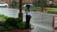 Photos: कहीं सुकून, कहीं संघर्ष... 6 तस्वीरों में देखें दिल्ली की बारिश