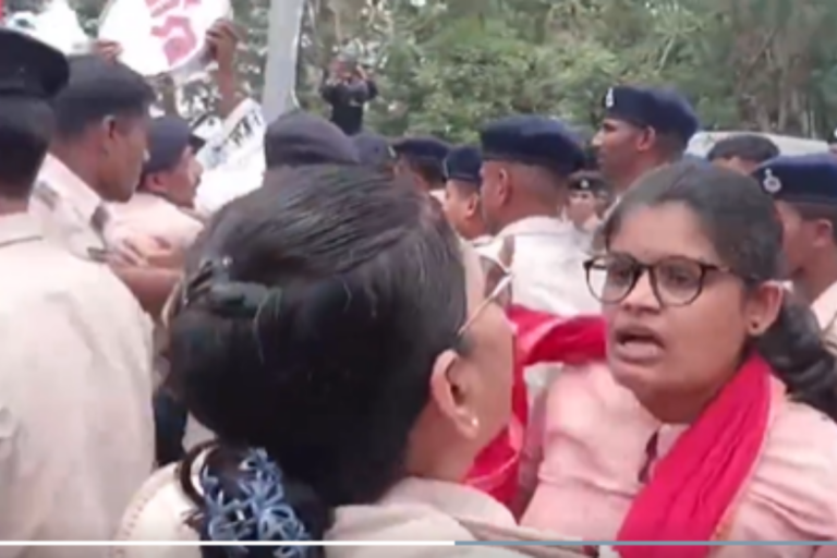 पटना में नई शिक्षा नीति के विरोध में AISA का प्रदर्शन, जेपी गोलंबर पर पुलिस से झड़प; यातायात भी रहा प्रभावित