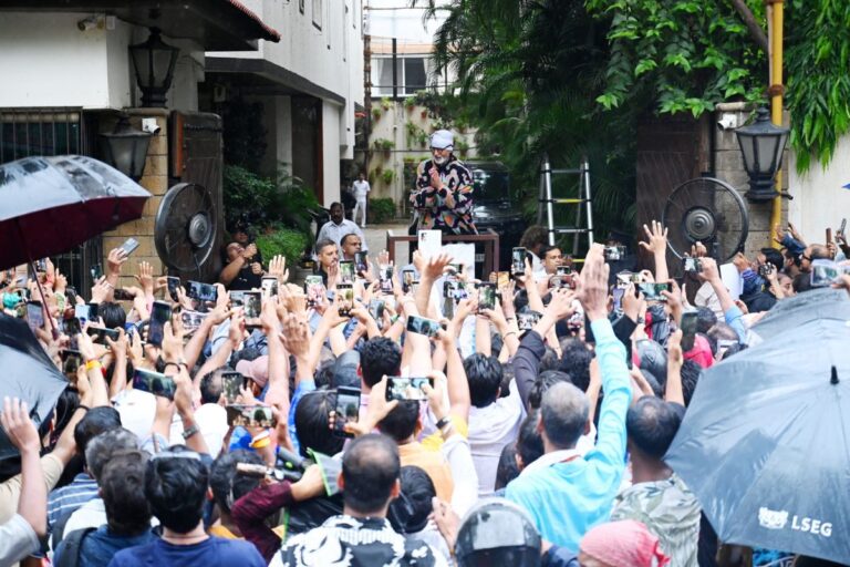 बारिश में भी कम नहीं हुआ क्रेज, अमिताभ बच्चन से मिलने जलसा के बाहर जुटे फैंस, बिग बी बोले- आप सब बहुत कीमती हैं
