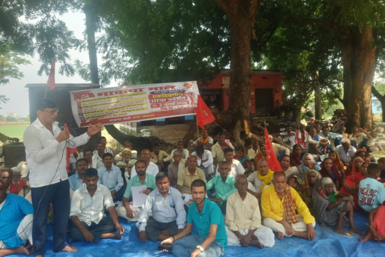 अरवल के कलेर में 9 सूत्री मांगों को लेकर प्रखंड मुख्यालय पर भाकपा माले का धरना, BDO-CO को सौंपा ज्ञापन