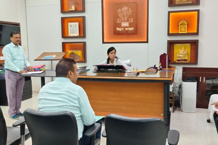 नालंदा : बिजली पोल, जमाबंदी और अतिक्रमण से जुड़ी शिकायतों पर DM की सुनवाई, मांगी रिपोर्ट