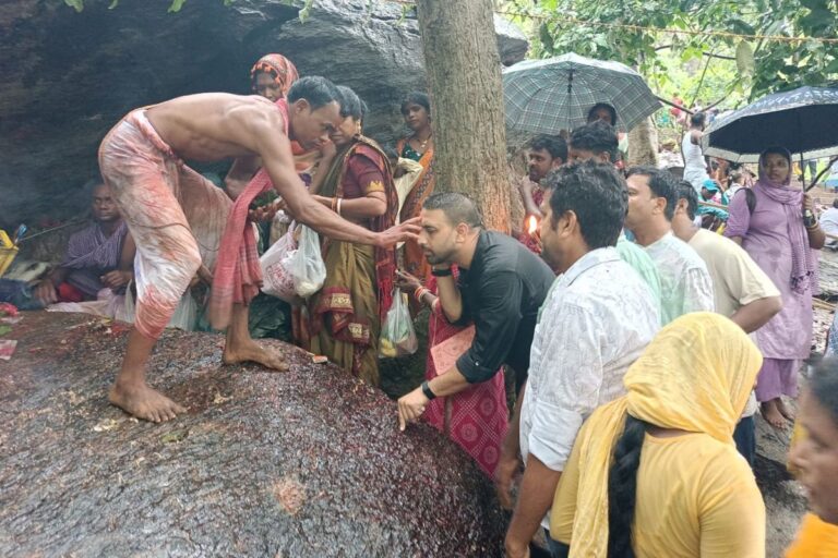 कनाईश्वर पहाड़ पर उमड़ा आस्था का जनसैलाब, अच्छी बारिश और सुख समृद्धि के लिए की गई पहाड़ पूजा