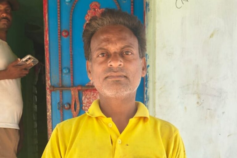 चतरा के युवक का खतरनाक खेल, खौफ दूर करने के लिए चबा डाले 2 जहरीले सांप, मची अफरा-तफरी