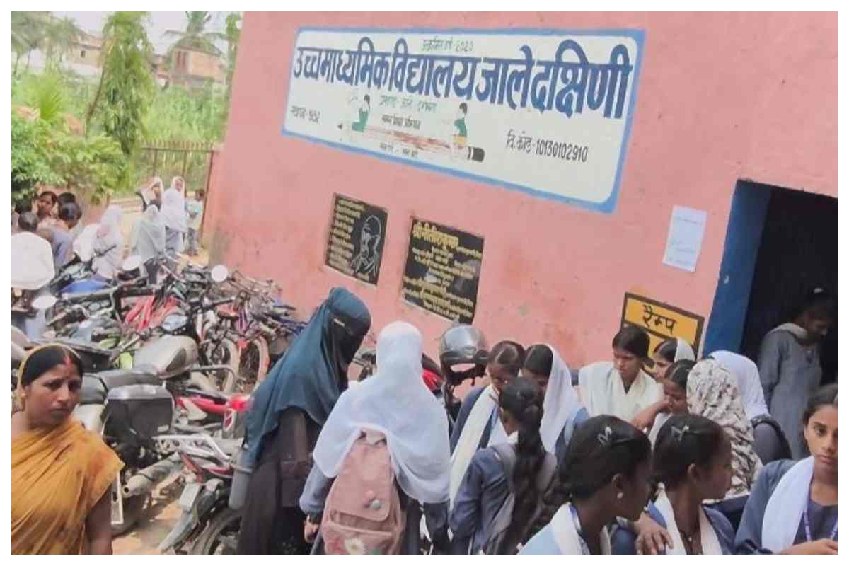 दो घंटे तक परीक्षा का इंतजार करते रहे छात्र, जाले के स्कूल में व्यवस्था पर उठे सवाल 1 Darbhanga Education News Jale School Class 10 Exam Delayed Due To Shortage Of Classrooms 1