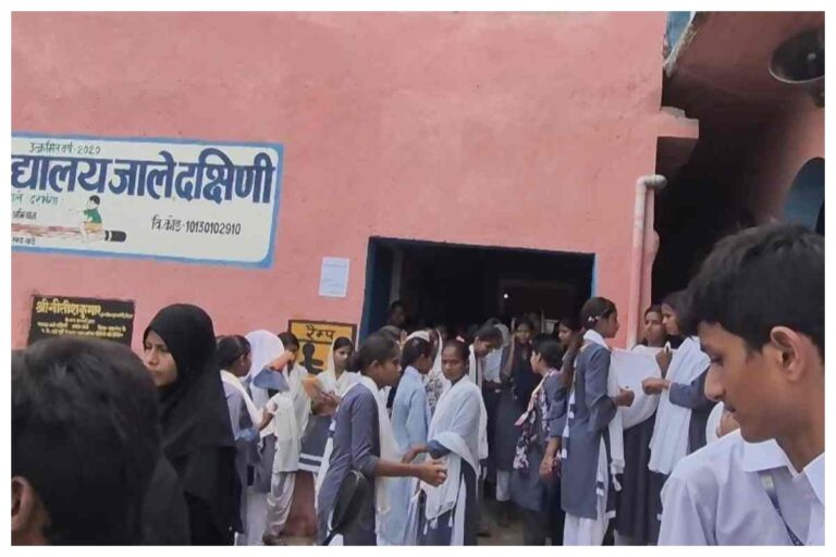 दो घंटे तक परीक्षा का इंतजार करते रहे छात्र, जाले के स्कूल में व्यवस्था पर उठे सवाल