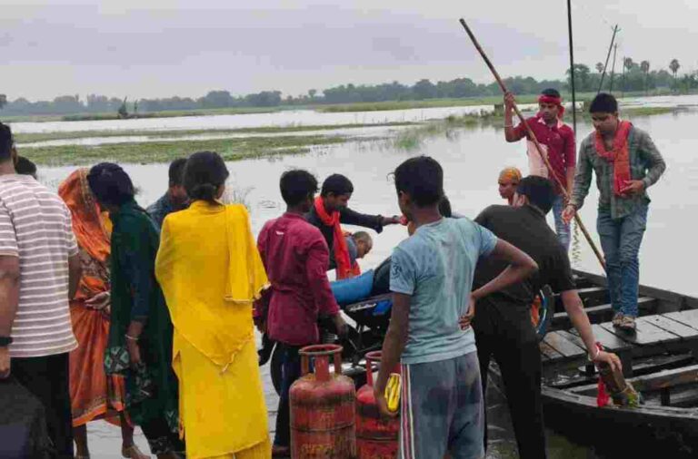 कमला बलान के उफान से चार गांव बने टापू, सड़क संपर्क टूटा, हजारों लोग फंसे