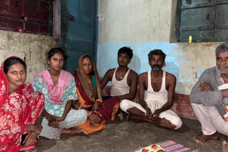 Darbhanga Golu Murder: 12 वर्षीय गोलू की मौत के बाद बेसहारा हुआ परिवार, समाजसेवी ने सौंपे 25 हजार रुपये