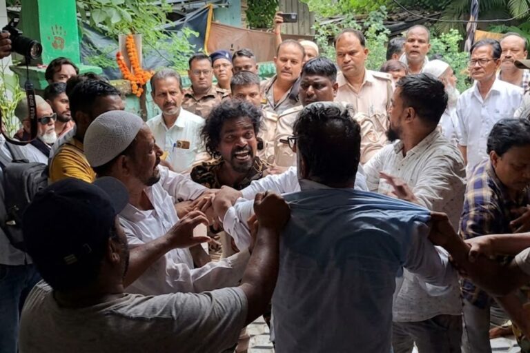 धनबाद स्टेशन रोड मजार में कमिटी को लेकर बवाल, नई-पुरानी कमिटी आमने-सामने; जमकर हुआ हंगामा