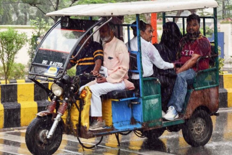 केंद्र सरकार ने ई-रिक्शा की बैटरी को हैक करने वाले ऐप्स को हटाने का आदेश दिया