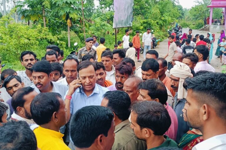 प्रसव के बाद महिला की मौत, डंडई CHC में बवाल; सिविल सर्जन और प्रभारी चिकित्सक घंटों घिरे