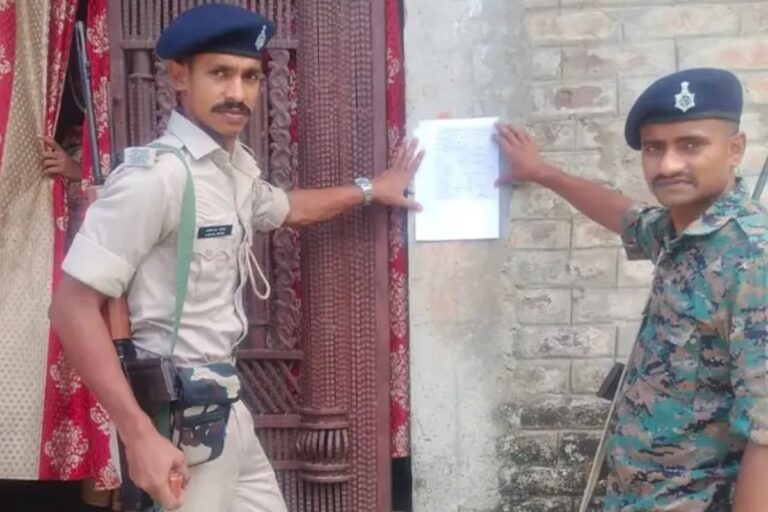हाजीपुर में 14 फरार वारंटियों के घर चिपका इश्तिहार, पुलिस की चेतावनी- जल्द करें सरेंडर, नहीं तो होगी कुर्की-जब्ती