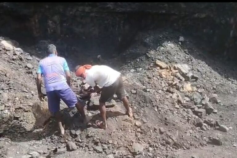 बड़कागांव में अवैध कोयला खदान का चाल धंसने से दो मजदूरों की मौत, पहले भी हो चुका है हादसा