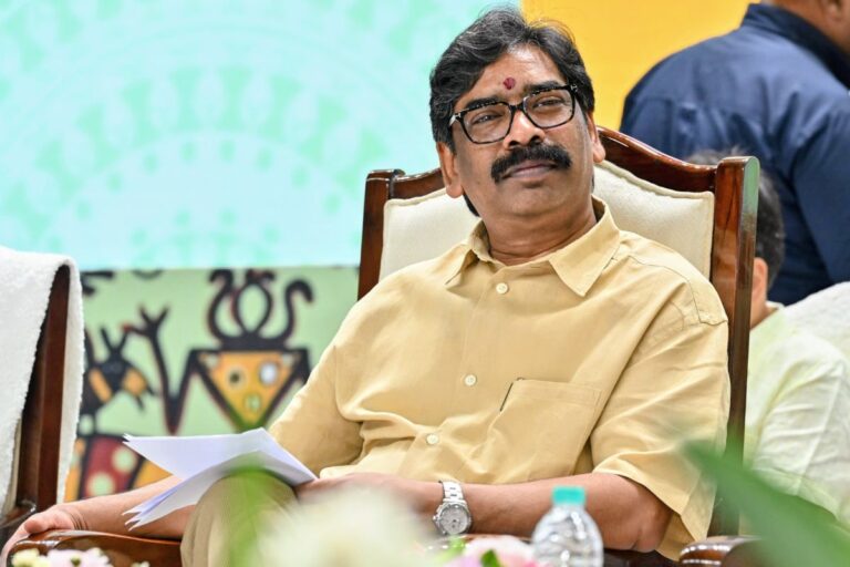 झारखंड में राज्यकर्मियों को झटका! अब प्रोबेशन अवधि पूरी होने के बाद ही मिलेगा प्रमोशन, हो रहा विरोध