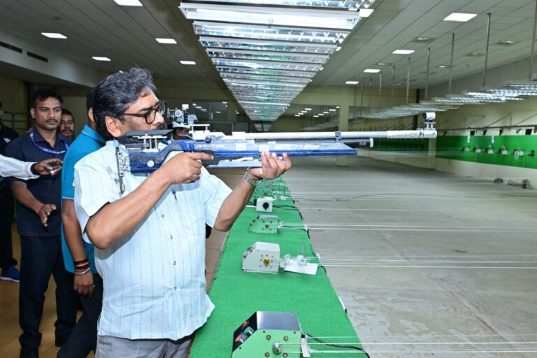 हाथ में बंदूक थामे खेलगांव शूटिंग रेंज में दिखे CM हेमंत सोरेन, बदहाल व्यवस्था पर भड़के, देखें तस्वीरें