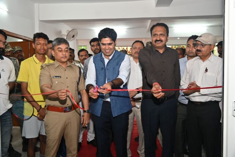 डीसी और एसपी ने लोहरदगा में किया नये इंडोर स्टेडियम का लोकार्पण, खिलाड़ियों को मिलेंगी आधुनिक सुविधाएं