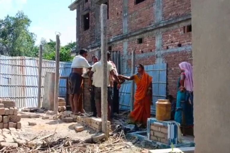 कटिहार में जमीन पर कब्जे की कोशिश या पुराना विवाद? आदिवासी महिला का घर तोड़ा, गांव में बढ़ा तनाव