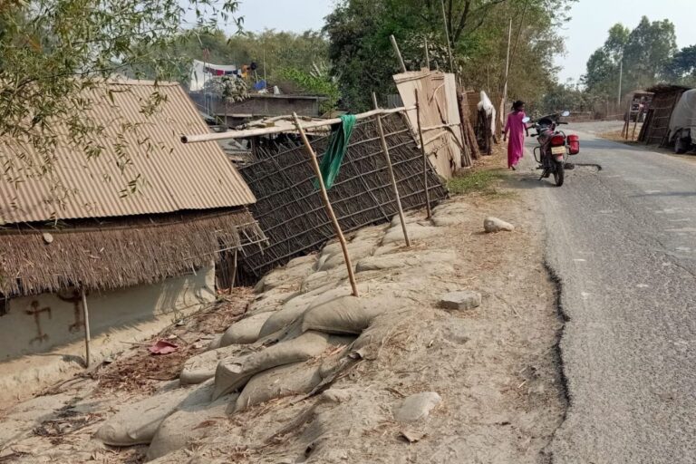कटिहार में बाढ़ से पहले बढ़ी टेंशन! महानंदा का पूर्वी तटबंध हुआ जर्जर, गड्ढों और अतिक्रमण ने बढ़ाया खतरा