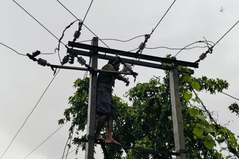 बिजली की आंख-मिचौली से बेहाल खरसावां, दो दिनों में करीब 20 घंटे बाधित रही आपूर्ति