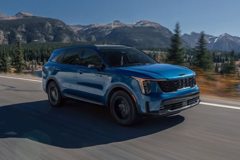 Kia की दो नई कारों का टीजर जारी, क्या Syros EV और Sorento Hybrid की एंट्री पक्की?