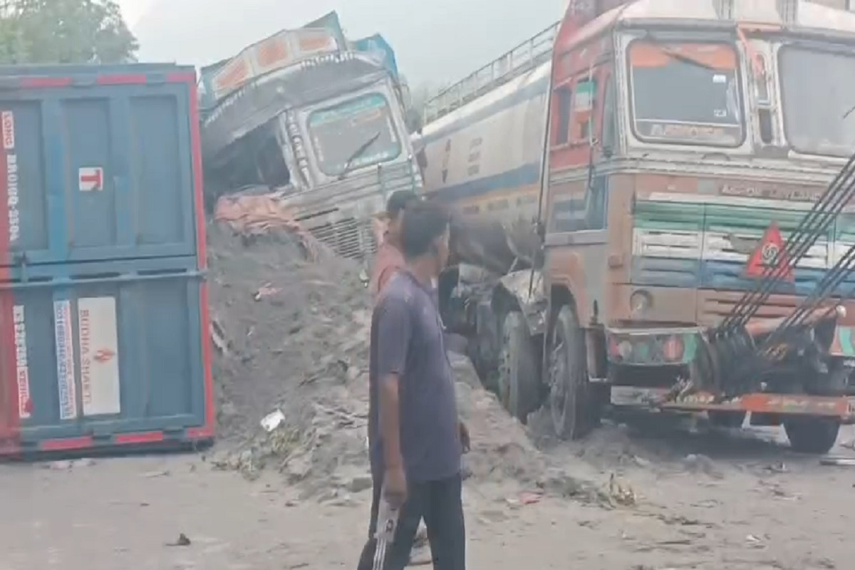 कोडरमा घाटी में आपस में टकराईं आधा दर्जन गाड़ियां, रातभर मचा रहा कोहराम 2 Koderma News 3
