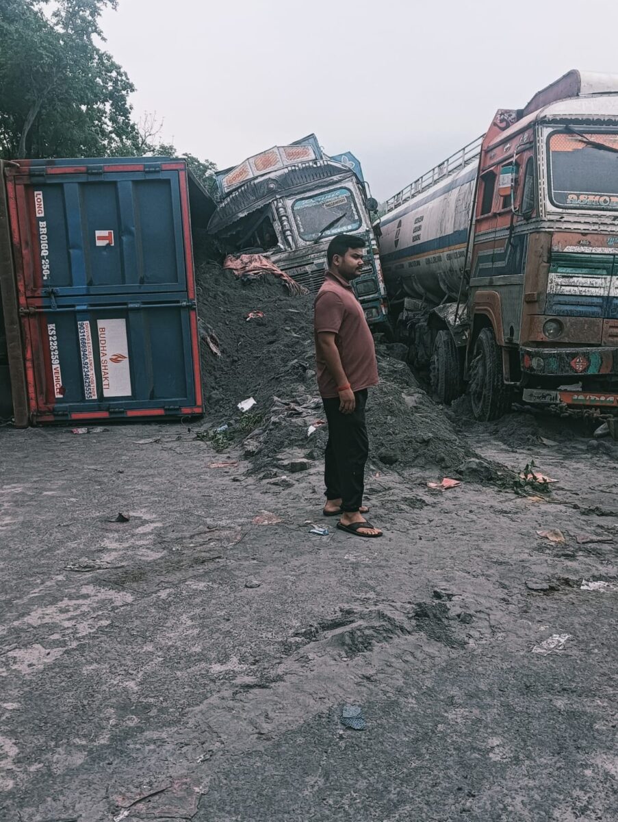 कोडरमा घाटी में आपस में टकराईं आधा दर्जन गाड़ियां, रातभर मचा रहा कोहराम 4 Koderma News 5