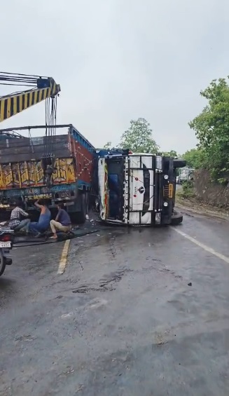 कोडरमा घाटी में आपस में टकराईं आधा दर्जन गाड़ियां, रातभर मचा रहा कोहराम 6 Koderma News 6