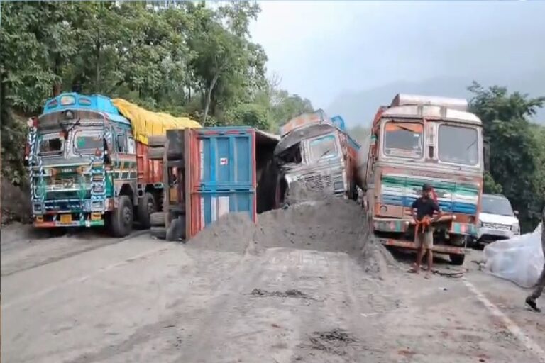 कोडरमा घाटी में आपस में टकराईं आधा दर्जन गाड़ियां, रातभर मचा रहा कोहराम