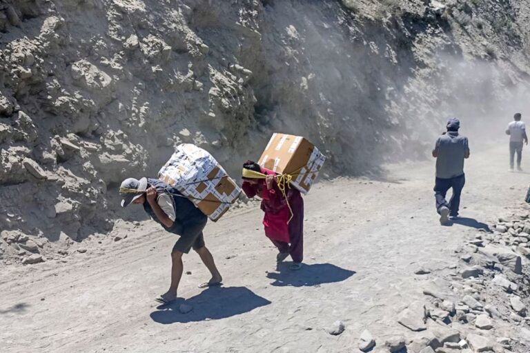 हिमाचल में भारी बारिश: मंडी में चट्टान गिरने से महिला की मौत, कई मार्ग बंद