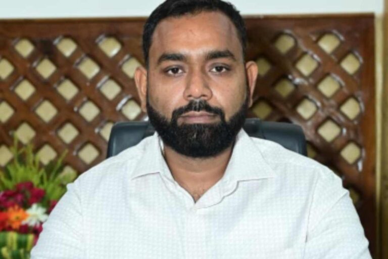 Motihari DM TB: जिलाधिकारी बने निक्षय मित्र, पांच टीबी मरीजों को प्रदान की पोषण किट