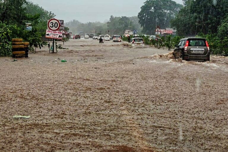 Mumbai Rains: मूसलाधार बारिश से मुंबई बेहाल, स्कूल-कॉलेज बंद, रुकी उड़ानें, दो लोगों की मौत