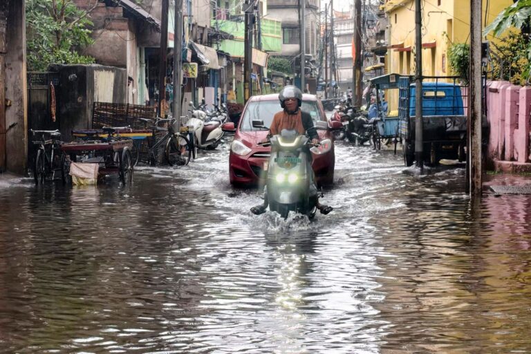 रेड अलर्ट पर मुंबई, आईएमडी की चेतावनी के बाद स्कूल-काॅलेज बंद; हो रही है भारी बारिश