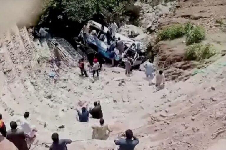 पाकिस्तान के खैबर पख्तूनख्वा में बस खाई में गिरी, महिलाओं-बच्चों सहित 40 की मौत