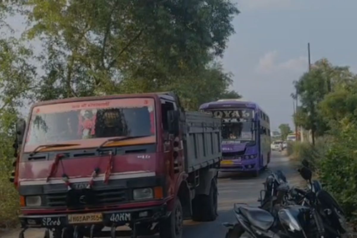 पलामू: कैदी के फरार होने की उड़ी अफवाह, उग्र ग्रामीणों ने किया चक्का जाम, Sdpo ने शांत किया बवाल 3 Palamu Crime News 1 1