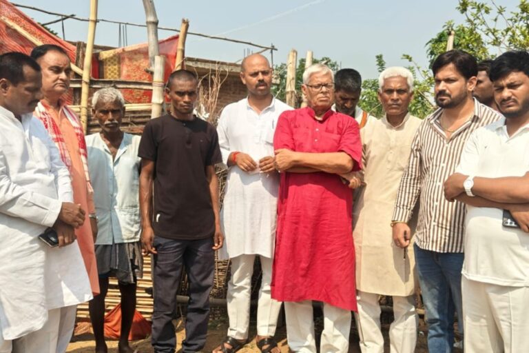 पलामू फैमिली डेथ केस : पीड़ित परिवार से मिले भाजपा नेता, जांच और सहायता की उठाई मांग 