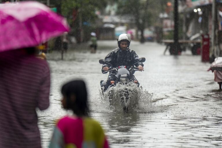 मुंबई वेदर अपडेट: बादल फटने का अलर्ट, 20 से अधिक ट्रेनें फंसीं; वर्क फ्रॉम होम का ऐलान