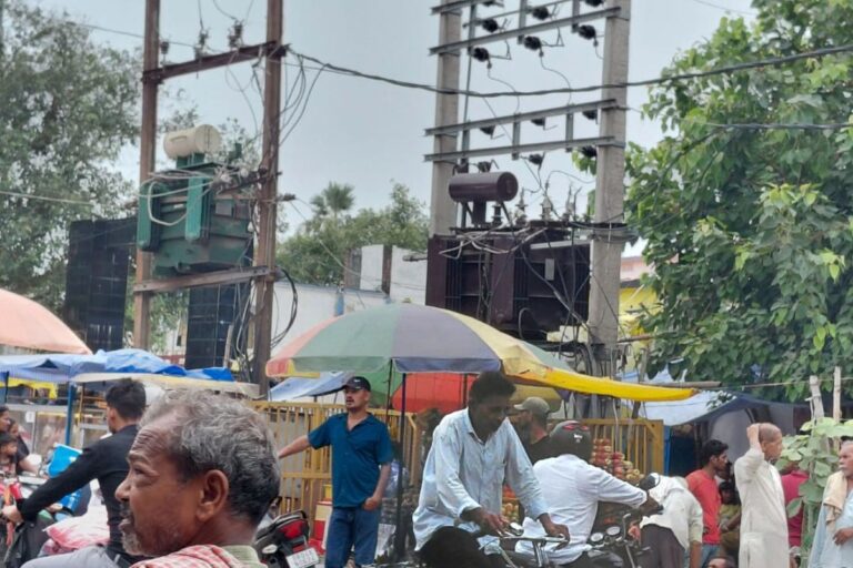 हाई वोल्टेज ट्रांसफॉर्मर के नीचे चल रही चाय-नाश्ते की दुकान, महाराजगंज में हर दिन मंडरा रहा बड़े हादसे का खतरा