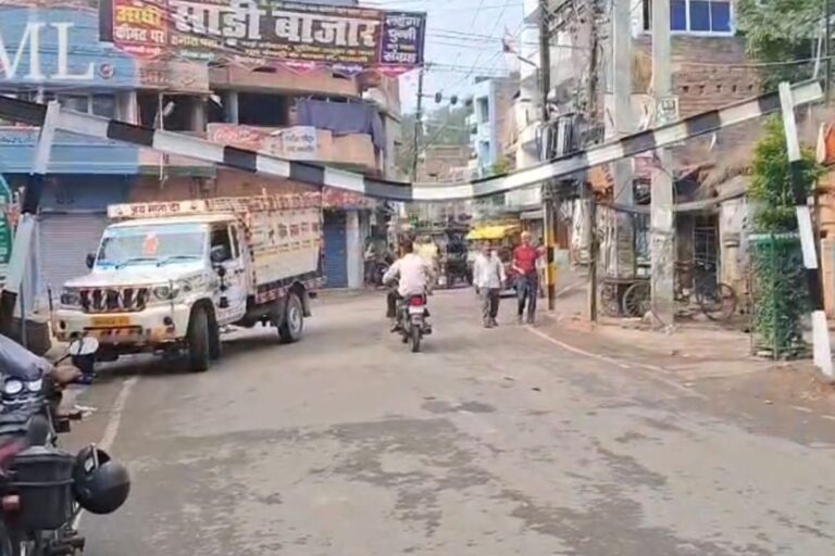 गया जी के बागेश्वरी रेलवे गुमटी का हाइट गेज बैरियर मालवाहक वाहन ने तोड़ा, ROB निर्माण स्थल पर मची अफरा-तफरी