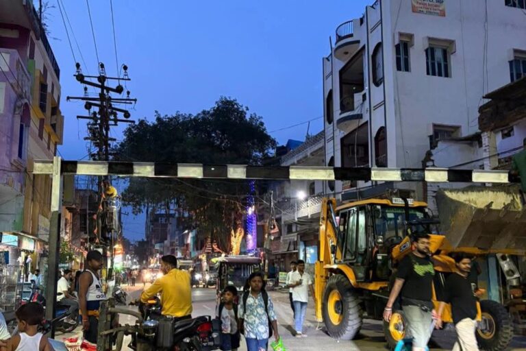 गया जी : 24 घंटे में ही सिस्टम फेल, हाइट गेज बैरियर टूटा, प्रतिबंध के बाद भी घुसा मालवाहक वाहन