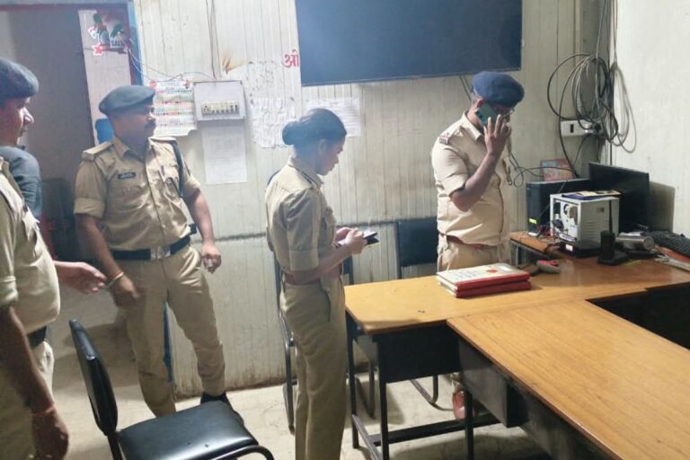 पटना सिटी के दो थानों में अचानक पहुंचे SP, लापरवाही पर पुलिसकर्मियों को दी सख्त चेतावनी