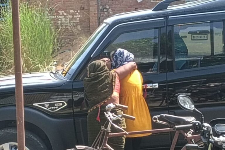 सीवान में कार और टेंपू में भीषण टक्कर, रातभर गाड़ी के नीचे दबा रहा बुजुर्ग, डायल 112 की भी नहीं पड़ी नजर