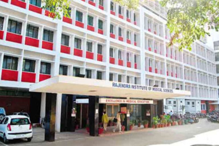 रिम्स के चौथे तल्ले से गिरी महिला, गंभीर हालत में क्रिटिकल केयर आईसीयू में भर्ती