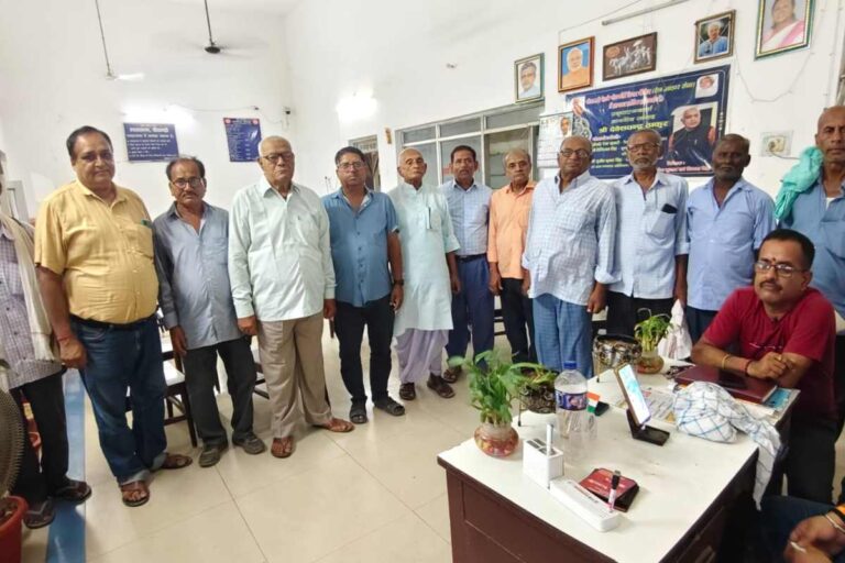 Railway Pensioners Meeting: मैनुअल पास बंद होने से नाराज दिखे रेलवे पेंशनर्स,स्टेशन पर गोष्ठी में जताया विरोध