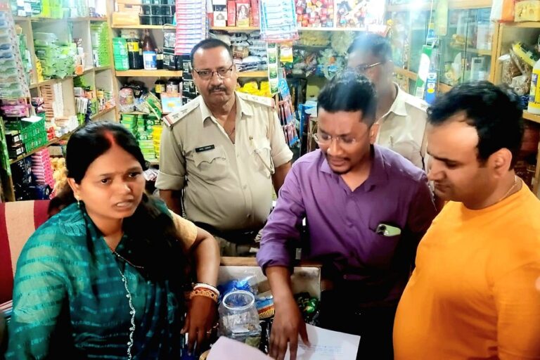 चितरपुर में चल रहा था सरसों तेल की रिपैकेजिंग का खेल, तभी दुकान पर पड़ गया छापा