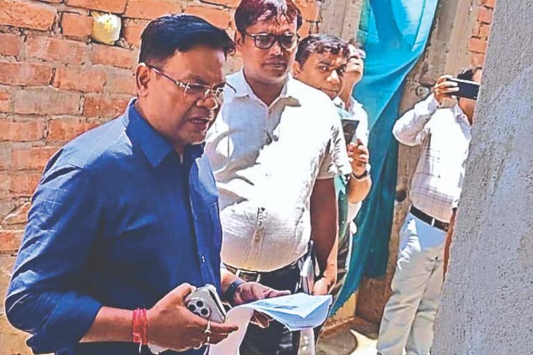 Riga Panchayat Inspection: रीगा पंचायत में डीडीसी के निरीक्षण से मचा हड़कंप, अनियमितता पर आवास सहायक सेवामुक्त