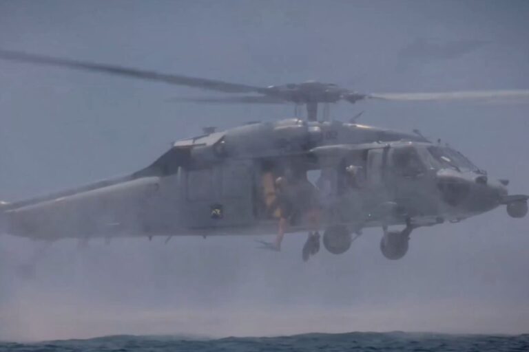 इमरजेंसी वॉटर लैंडिंग के दौरान US Navy का MH-60 हेलिकॉप्टर दुर्घटनाग्रस्त, एक जवान लापता