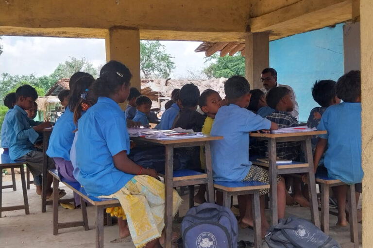 15 साल बाद भी भवन विहीन है गोबरदाहा का स्कूल, पेड़ के नीचे पढ़ने को मजबूर बच्चे
