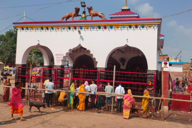 भक्ति के रंग में रंगे श्रद्धालु: सूर्यदेव मंदिर से लेकर तेलडीहा शक्तिपीठ तक लगी कतारें