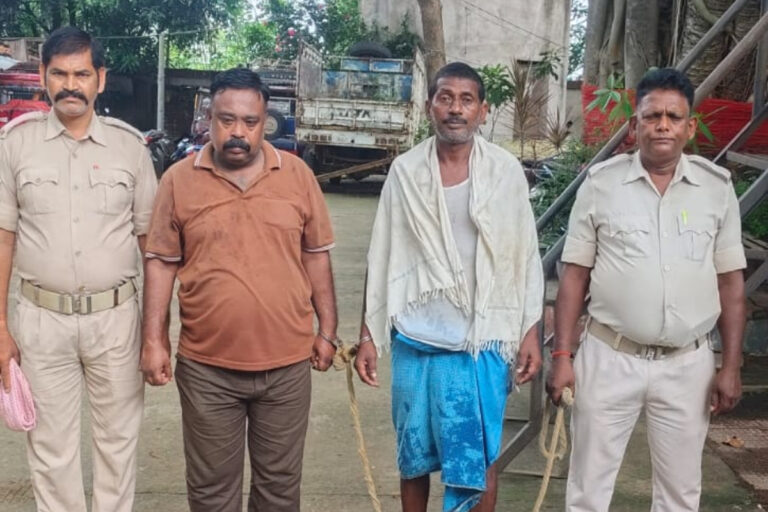 शराब पीकर हंगामा कर रहे दो गिरफ्तार, न्यायिक हिरासत में भेजे गए